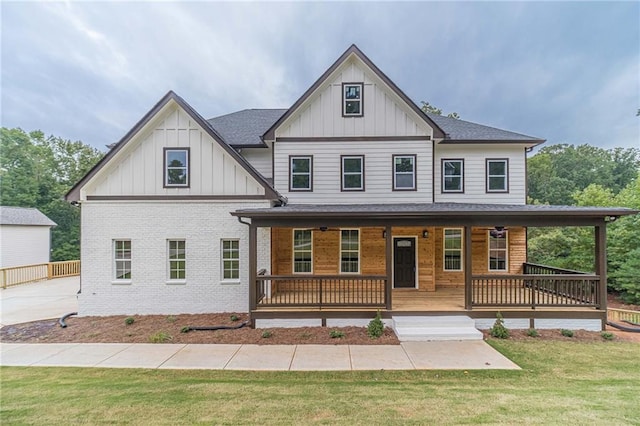 view of front of home featuring a front lawn and covered porch