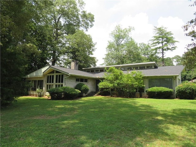 125 Springdale Dr, Cedartown, GA 30125 - mid-century modern home with a chimney and a front lawn