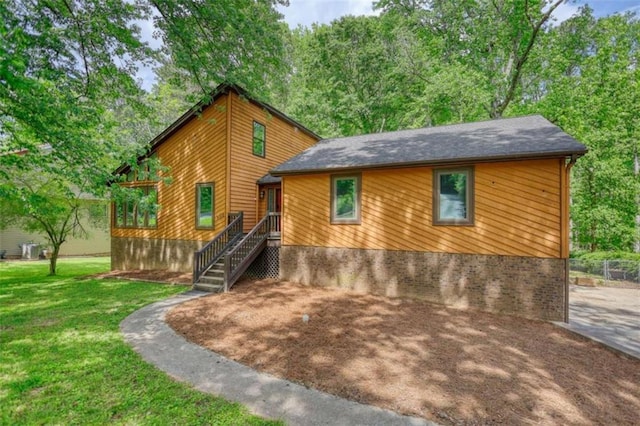 view of front of house with a front yard