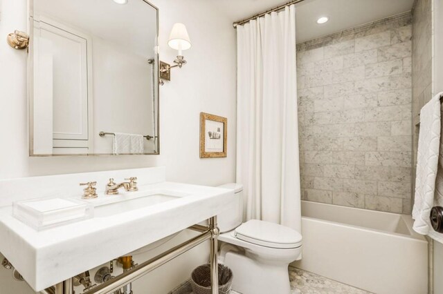 full bath with recessed lighting, toilet, and shower / bath combo with shower curtain