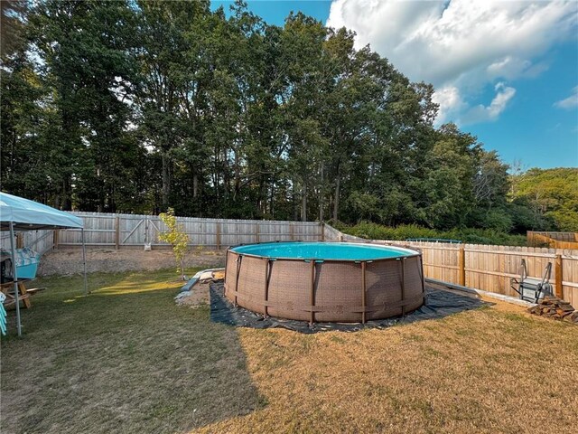 view of yard featuring a fenced in pool