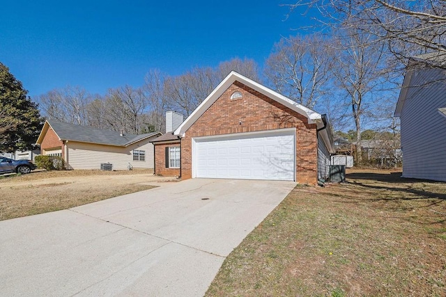 view of front of home featuring a front lawn