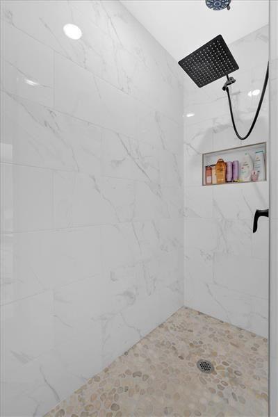 40 Crayton St, Rockmart, GA 30153 - full bathroom with a tile shower