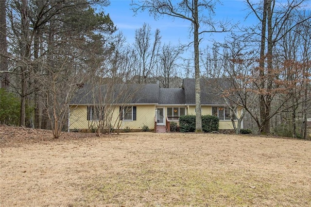 ranch-style house featuring a front lawn