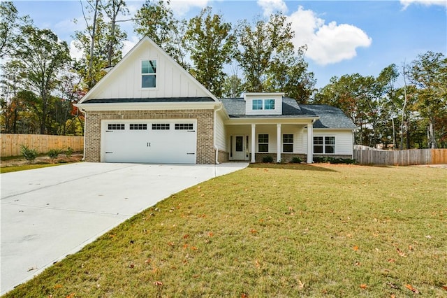 view of front of property featuring a front lawn