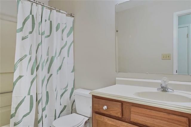 full bath with toilet, a shower with shower curtain, and vanity