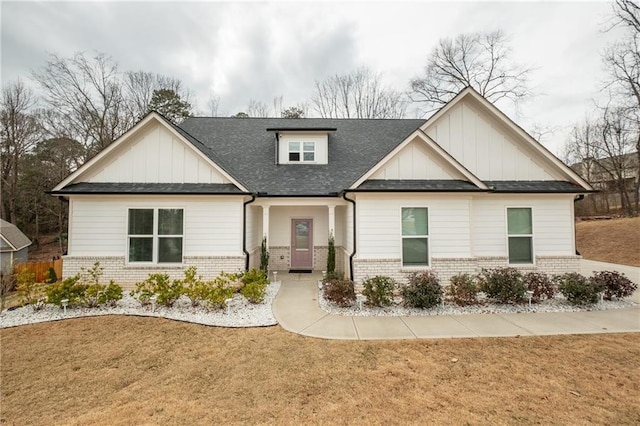 craftsman inspired home featuring a front yard