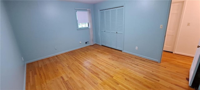 2600 Amberly Dr, Dunwoody, GA 30360 - unfurnished bedroom with light wood-type flooring, baseboards, and a closet