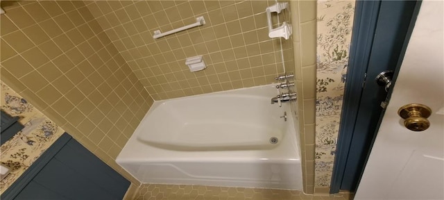 2600 Amberly Dr, Dunwoody, GA 30360 - full bath featuring washtub / shower combination