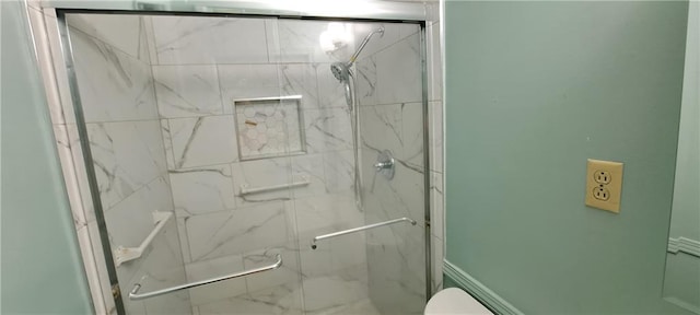 2600 Amberly Dr, Dunwoody, GA 30360 - full bathroom featuring toilet and a marble finish shower