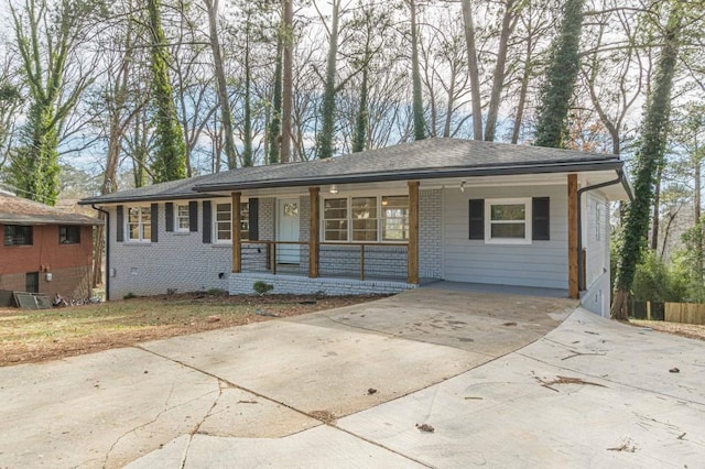 ranch-style house featuring covered porch