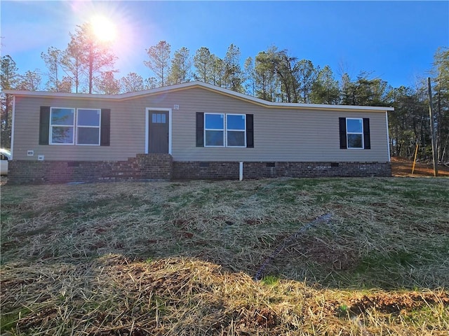 view of front facade featuring crawl space, entry steps, and a front yard