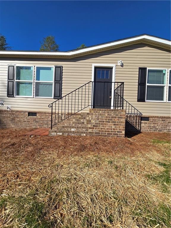 view of front of property with crawl space