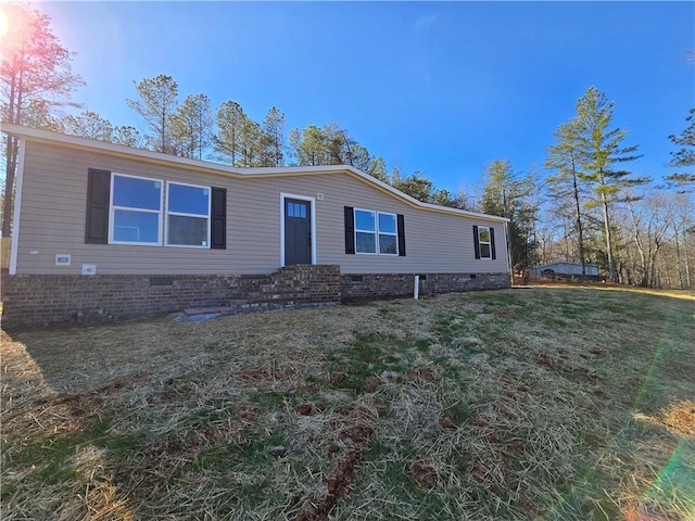 manufactured / mobile home with crawl space and a front lawn