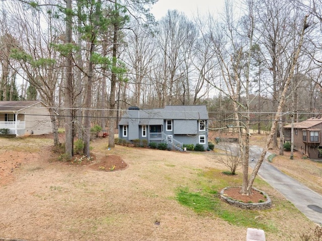 view of front of house featuring driveway and a front yard