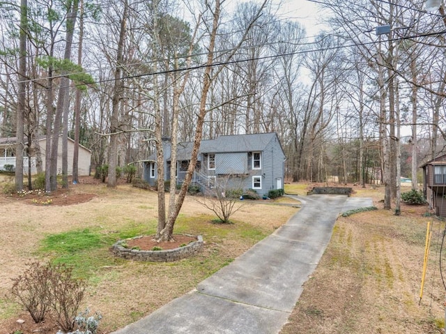 view of front of property with a front yard