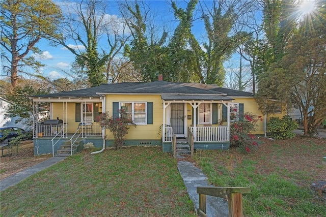 view of front of house with a porch and a front lawn