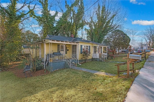 view of front of property featuring a front yard