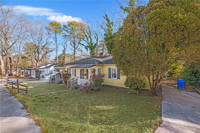 ranch-style house featuring a front lawn