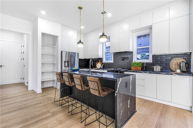 1247 Bridges Ave SW Unit A, Atlanta, GA 30310 - kitchen featuring light wood-style flooring, a sink, a breakfast bar area, modern cabinets, and tasteful backsplash