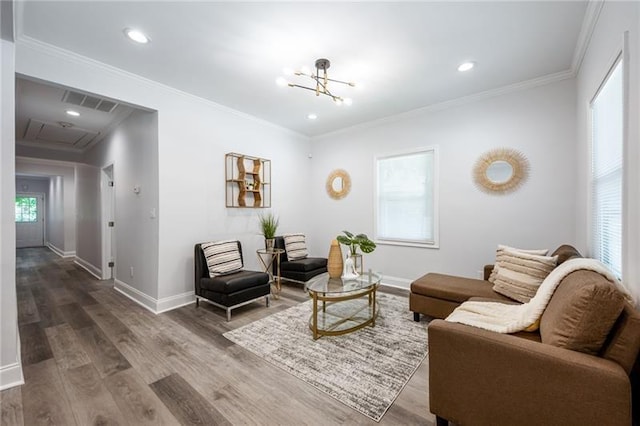 living area featuring recessed lighting, crown molding, baseboards, and wood finished floors