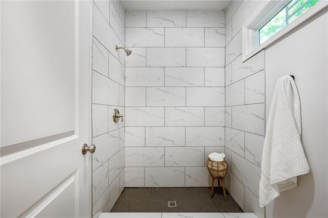 bathroom featuring a tile shower