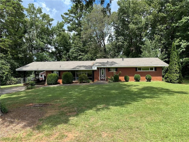 single story home with a front lawn