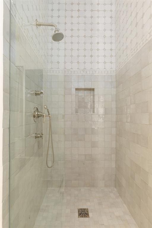 11273 Serenbe Ln, Chattahoochee Hills, GA 30268 - bathroom with tiled shower