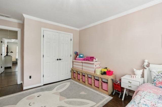 4944 Dovecote Trl, Suwanee, GA 30024 - bedroom featuring wood finished floors, crown molding, and a closet