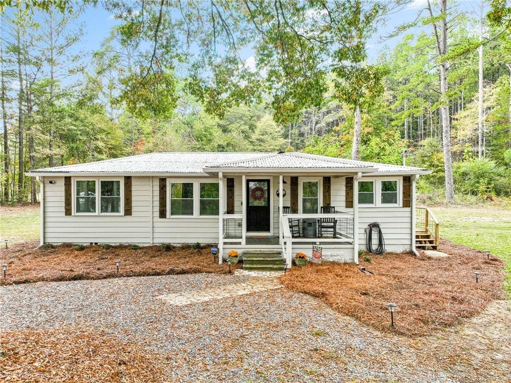 ranch-style house with covered porch