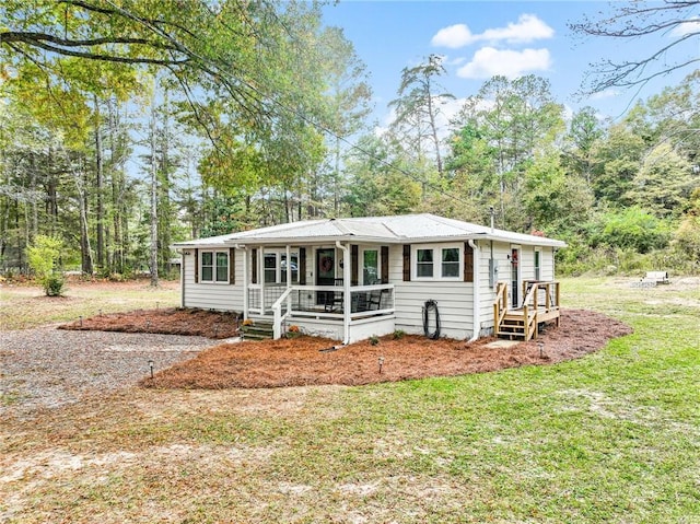 view of front of home featuring a front yard