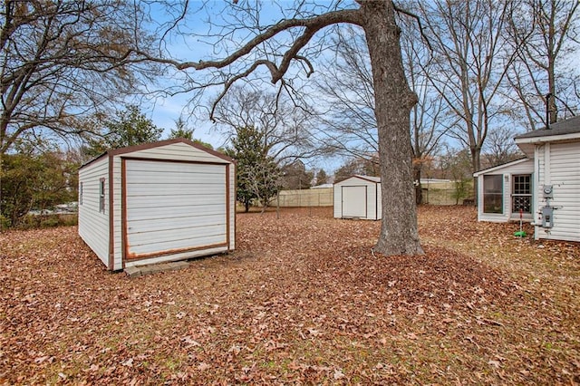 view of yard featuring a storage shed