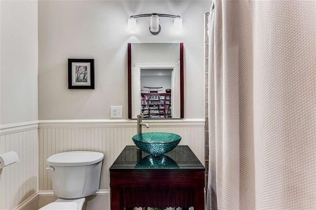 1109 Pine Grove Ave NE, Brookhaven, GA 30319 - full bathroom with a wainscoted wall, toilet, vanity, and a shower with curtain