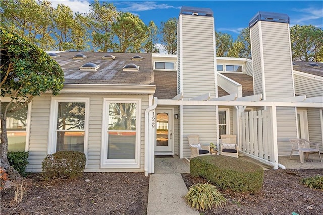 view of front of property featuring a patio area