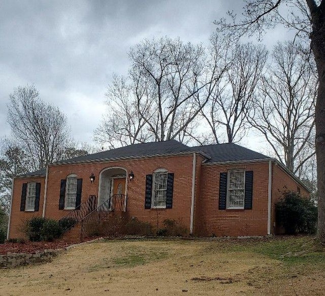 view of front of property featuring a front yard and brick siding