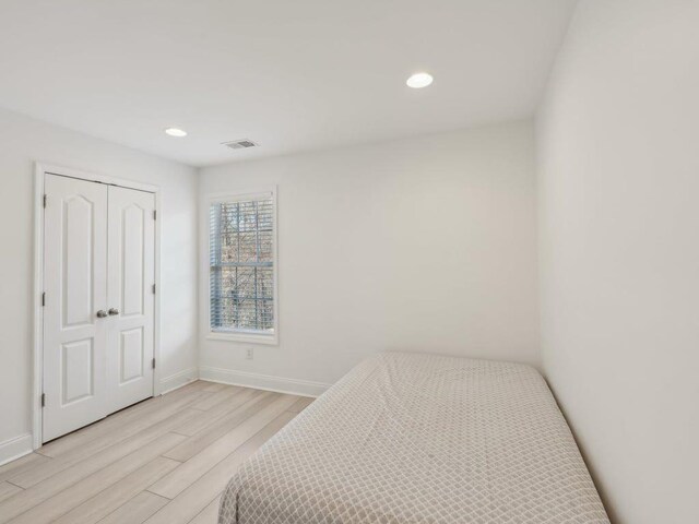 bedroom featuring visible vents, recessed lighting, baseboards, and light wood-style floors