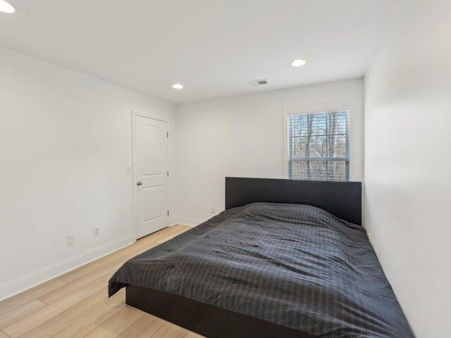bedroom featuring recessed lighting, visible vents, light wood finished floors, and baseboards