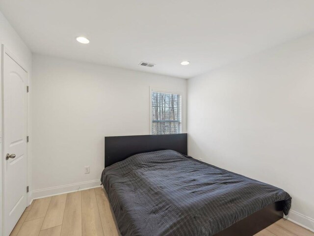 bedroom featuring recessed lighting, baseboards, visible vents, and light wood-type flooring