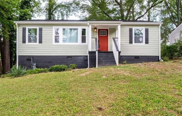 view of front of property featuring a front yard