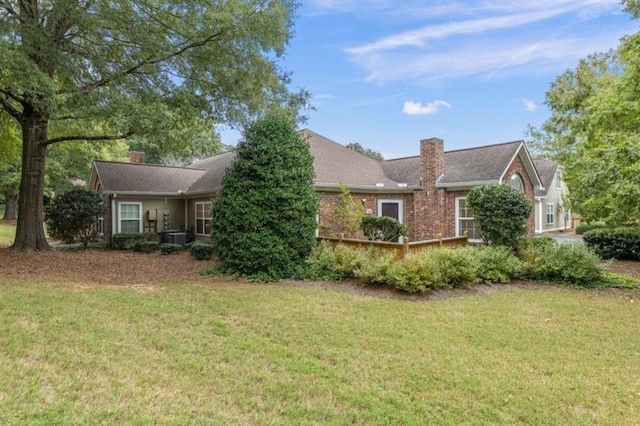 view of front of house featuring a front lawn