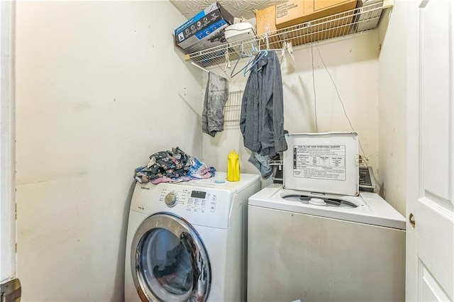 4945 Penscot Way, Stone Mountain, GA 30088 - laundry area featuring washing machine and dryer