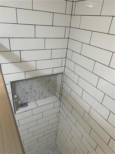 102 Cedar Chase Rd, Atlanta, GA 30324 - bathroom featuring tiled shower