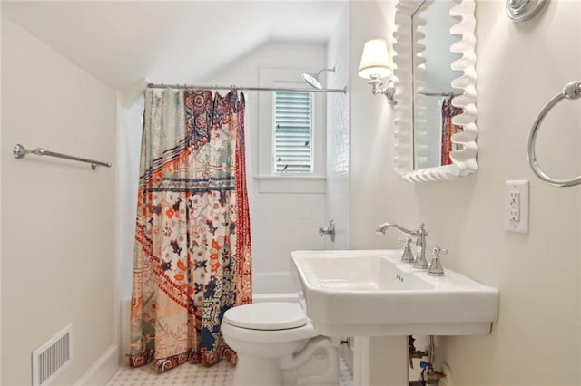 full bath with vaulted ceiling, toilet, and shower / bath combination with curtain