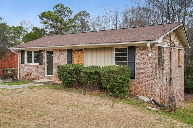 view of front of property featuring a front yard