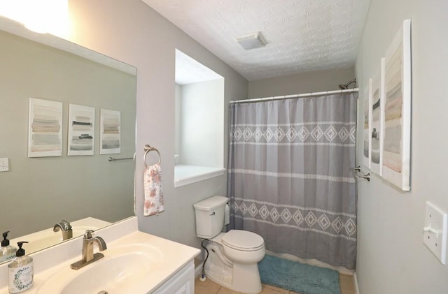 full bathroom featuring a shower with curtain, toilet, vanity, visible vents, and a textured ceiling