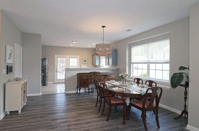 dining area with dark wood-style floors, baseboards, visible vents, and recessed lighting