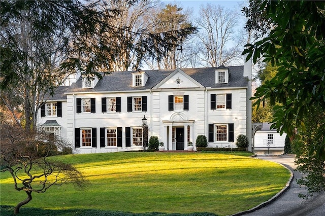 view of front facade featuring a front yard