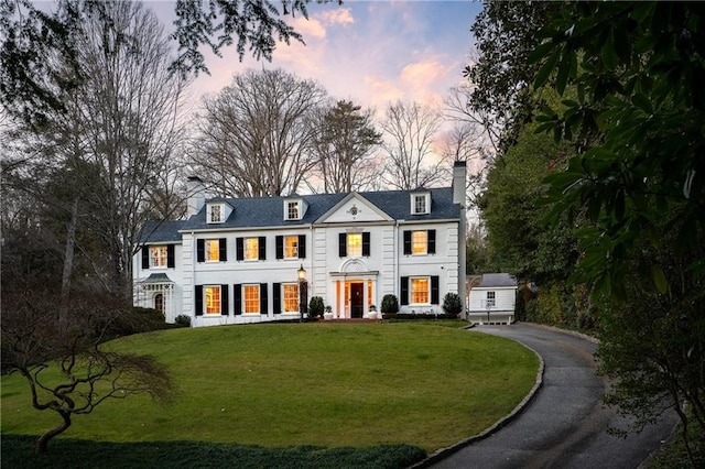 view of front facade featuring a lawn