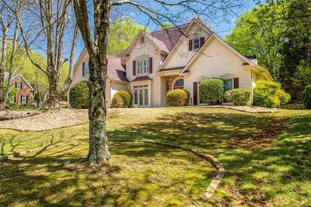 view of front of property featuring a front yard