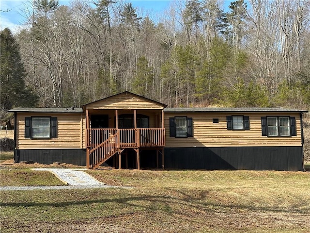 manufactured / mobile home with a front yard